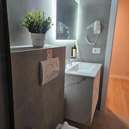 Brian's In 2 Apartmán