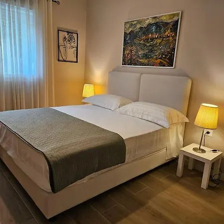 Brian's In 2 * تيرانا