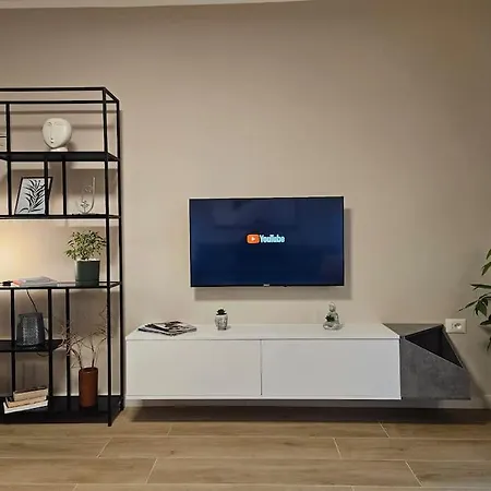 Brian's In 2 تيرانا