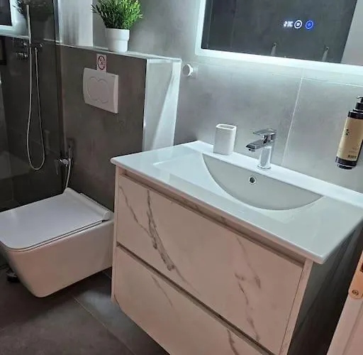 Brian's In 2 アパート