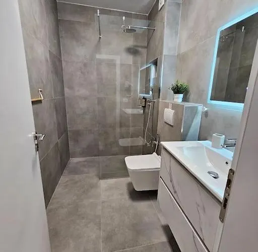 Brian's In 2 * ティラナ